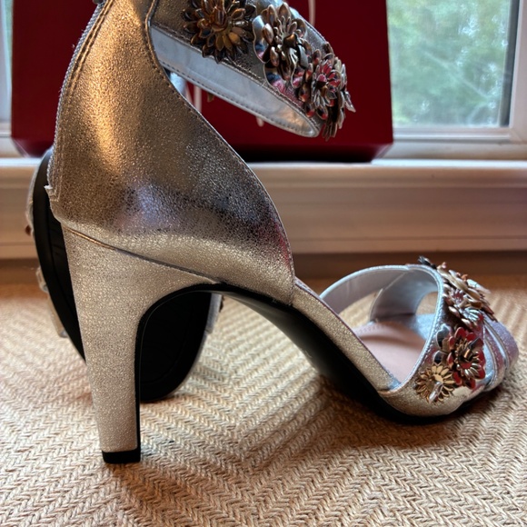 Woman’s pump class dress shoes - Picture 8 of 12